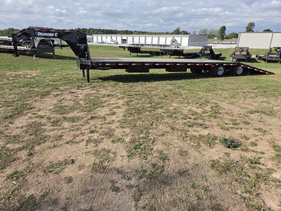 Used 2026 Diamond C 102X40 FMAX212 PACESETTER GOOSENECK HYDROTAIL W/ALUMINUM OUTERS 60" SPREAD & WINCH IN NECK