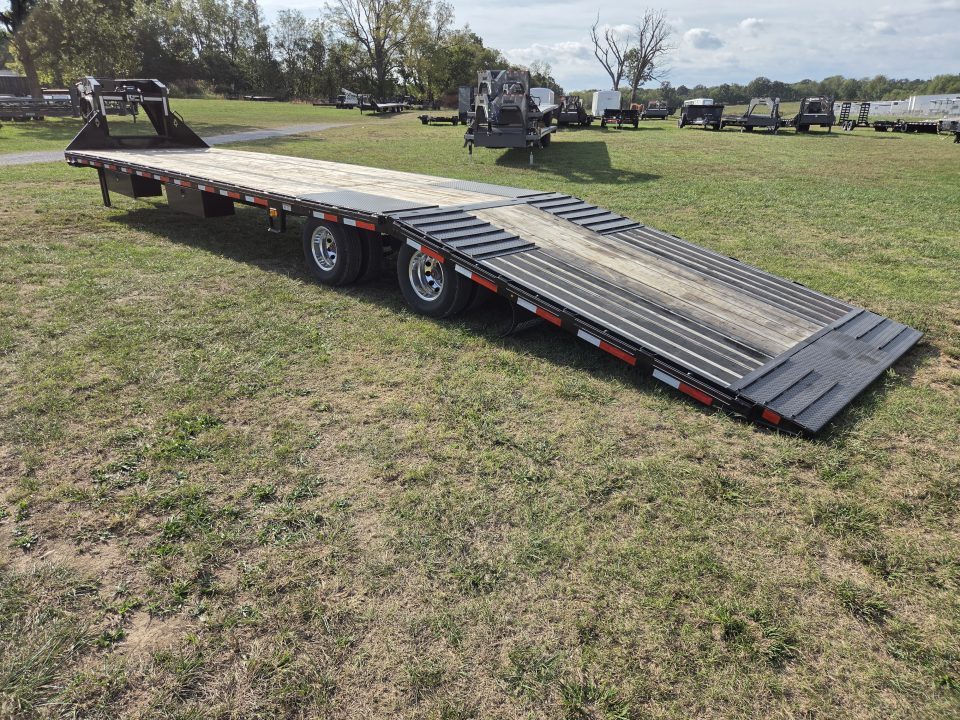 Used 2026 Diamond C 102X40 FMAX212 PACESETTER GOOSENECK HYDROTAIL W/ALUMINUM OUTERS 60" SPREAD & WINCH IN NECK
