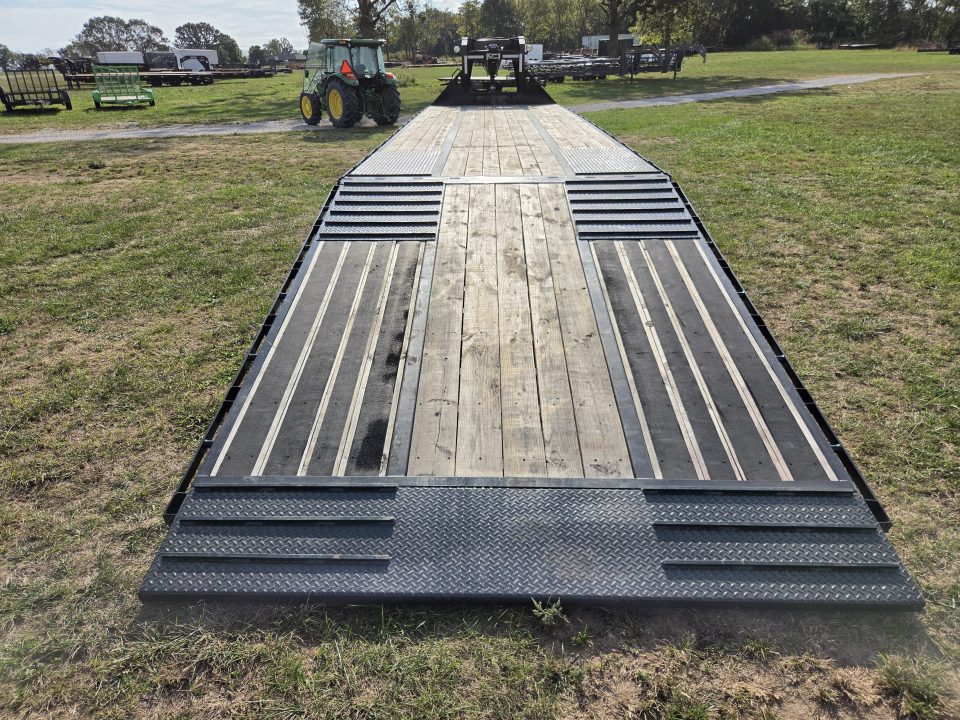 Used 2026 Diamond C 102X40 FMAX212 PACESETTER GOOSENECK HYDROTAIL W/ALUMINUM OUTERS 60" SPREAD & WINCH IN NECK