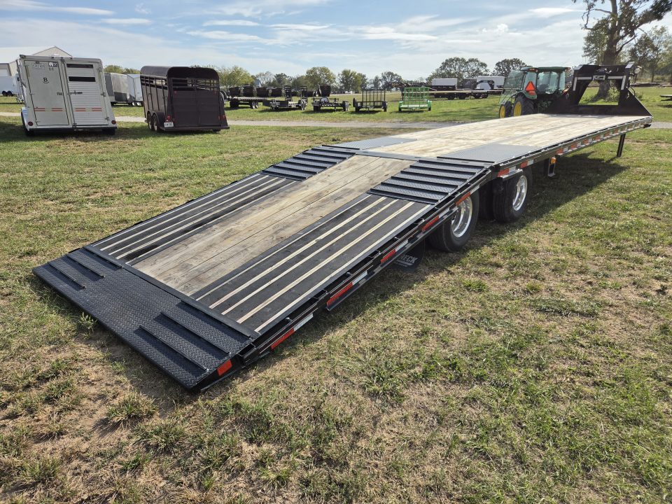 Used 2026 Diamond C 102X40 FMAX212 PACESETTER GOOSENECK HYDROTAIL W/ALUMINUM OUTERS 60" SPREAD & WINCH IN NECK