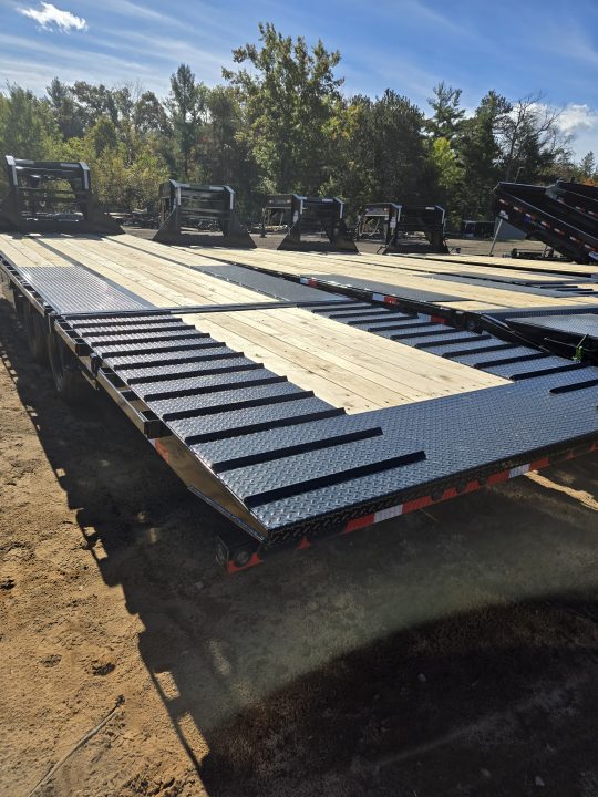 New 2027 Load Trail 102x32 gooseneck 26k hydraulic dove and power jacks Gooseneck Bodies
