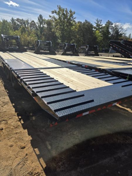 New 2027 Load Trail 102x32 gooseneck 26k hydraulic dove and power jacks Gooseneck Bodies