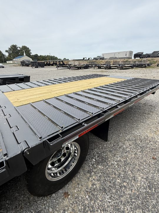 New 2027 Diamond C FMAX 210 32’ Flatbed Trailer, HYDRAULIC DOVETAIL AND JACKS, ALUMINUM OUTER WHEELS, 14PLY TIRES, ABS BRAKES