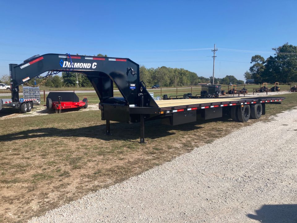 New 2027 Diamond C Trailers 102X32 TANDEM 25.9K GN HYDROTAIL W/ STEEL RUNNERS, HYDROJACKS, DISC BRAKES & SOLAR CHARGER Flatbed Trailer
