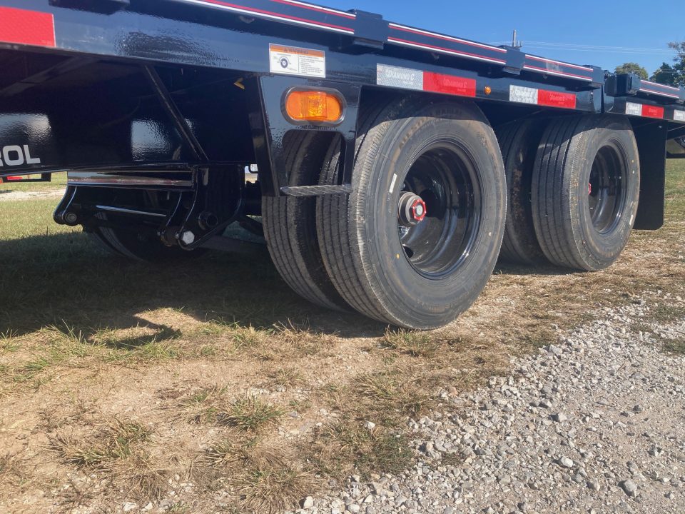 New 2027 Diamond C Trailers 102X32 TANDEM 25.9K GN HYDROTAIL W/ STEEL RUNNERS, HYDROJACKS, DISC BRAKES & SOLAR CHARGER Flatbed Trailer