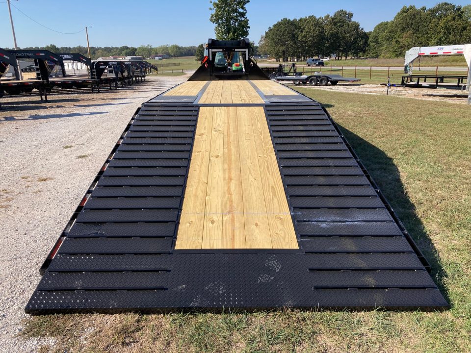 New 2027 Diamond C Trailers 102X32 TANDEM 25.9K GN HYDROTAIL W/ STEEL RUNNERS, HYDROJACKS, DISC BRAKES & SOLAR CHARGER Flatbed Trailer
