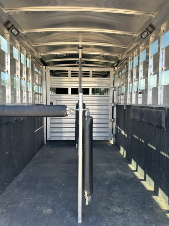 Consignment 2012 Elite 2 Horse Straight Load w/Stock
