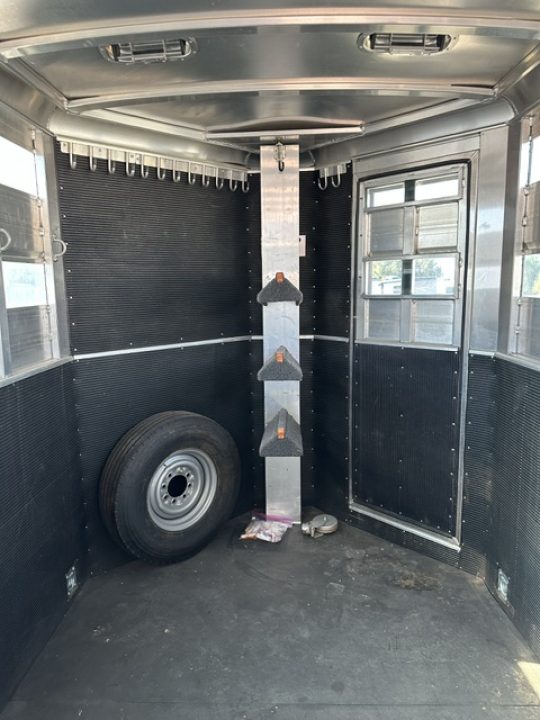 Consignment 2012 Elite 2 Horse Straight Load w/Stock