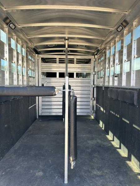 Consignment 2012 Elite 2 Horse Straight Load w/Stock