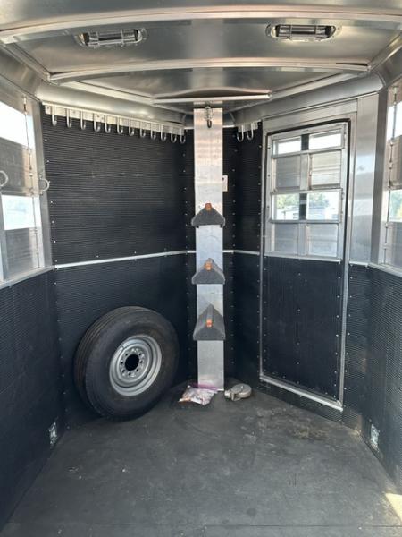 Consignment 2012 Elite 2 Horse Straight Load w/Stock