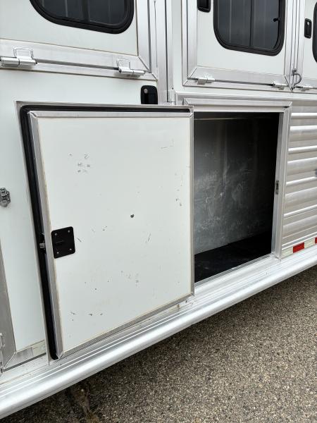 Used 2019 Cimarron Trailers 9H NorthStar Slant Gooseneck Horse Trailer