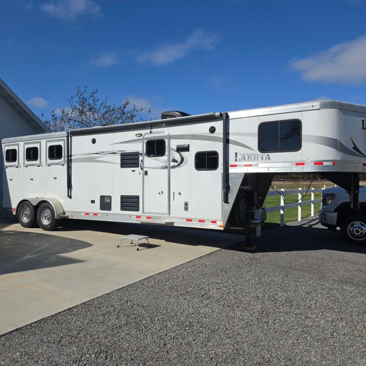 Used 2015 Lakota 3H 11'LQ Horse Trailer