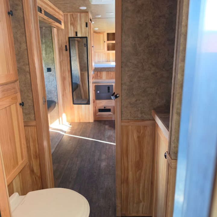 Used 2015 Lakota 3H 11'LQ Horse Trailer