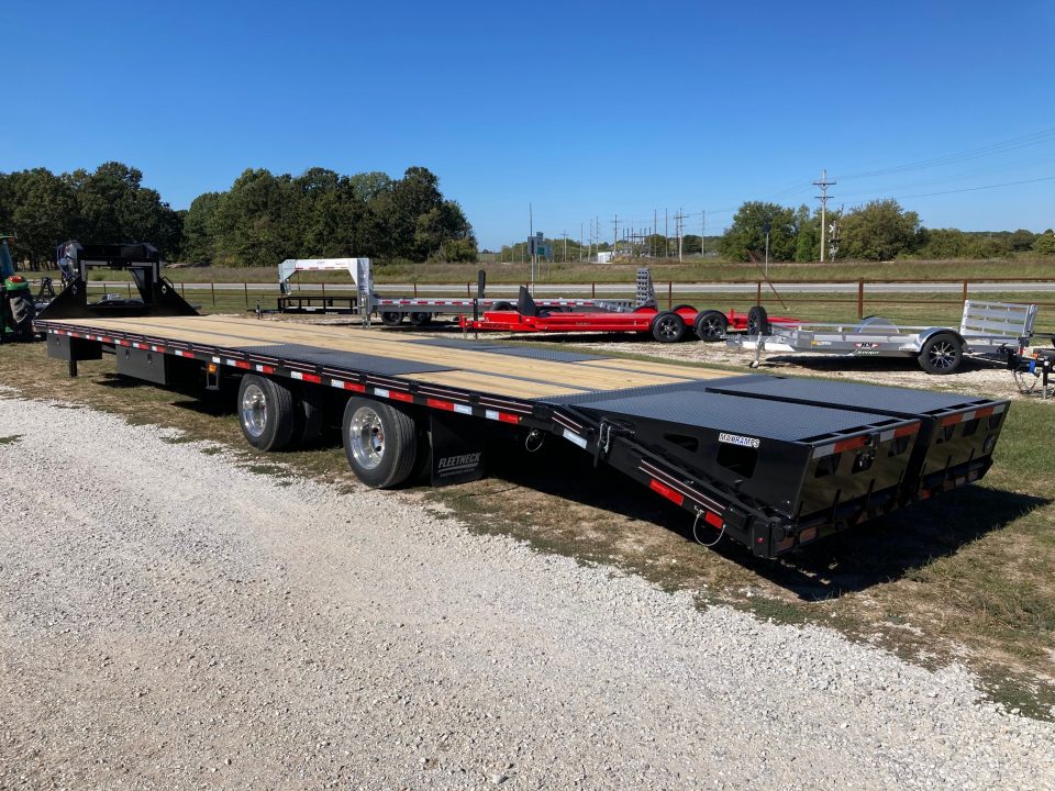 New 2027 Diamond C Trailers 102x40 TANDEM 40K GN W/ MAX RAMPS, 72" SPREAD, AIR RIDE & HYDROJACKS Flatbed Trailer