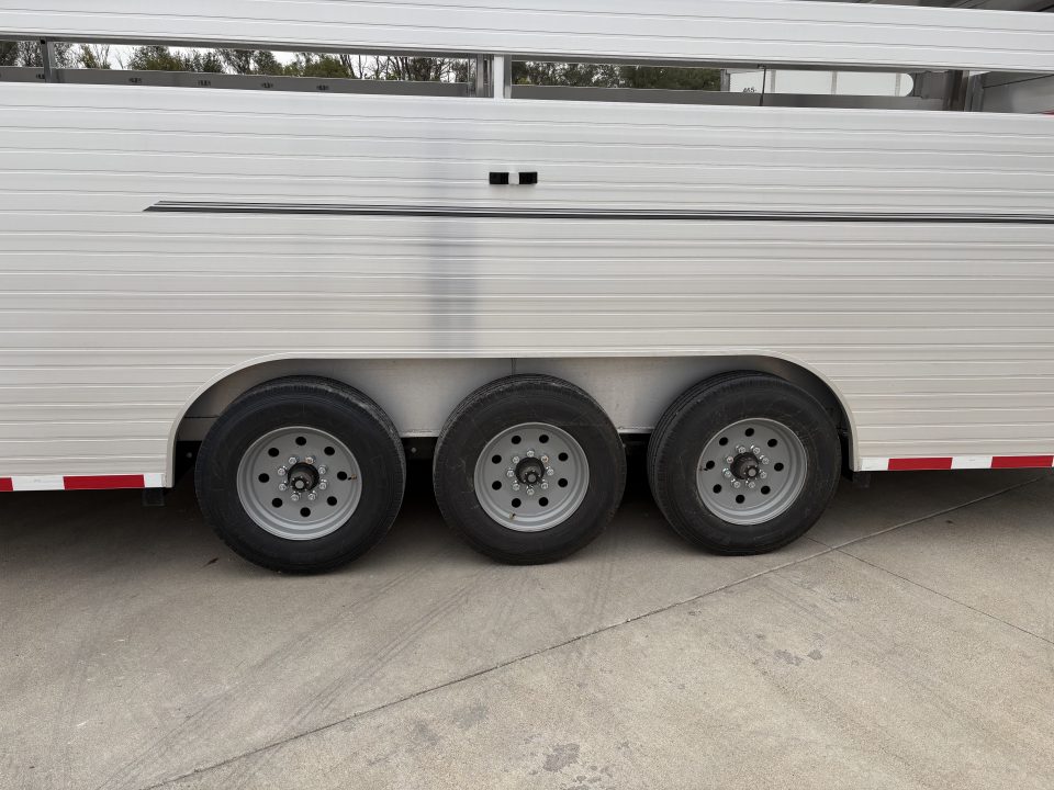 New 2027 Hillsboro Endura 8 x 32ft Livestock Trailer Triple 8k axles