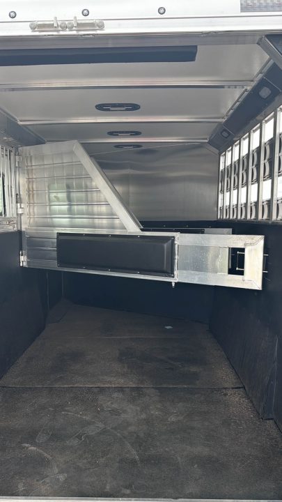 New 2027 Hart Trailer R3HG RESOLUTION BLACK SMART TACK II+ Horse Trailer