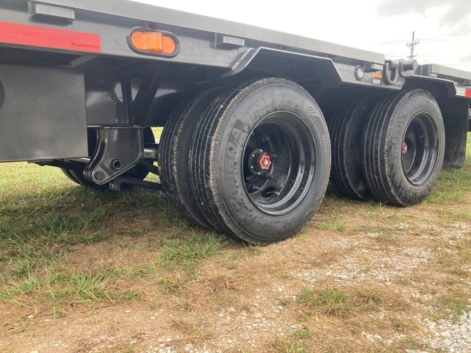 New 2027 MAXX-D 102X32 TANDEM 25.9K GN HYDROTAIL W/ STEEL RUNNERS, HYDROJACKS, DISC BRAKES & WIRELESS REMOTE Flatbed Trailer