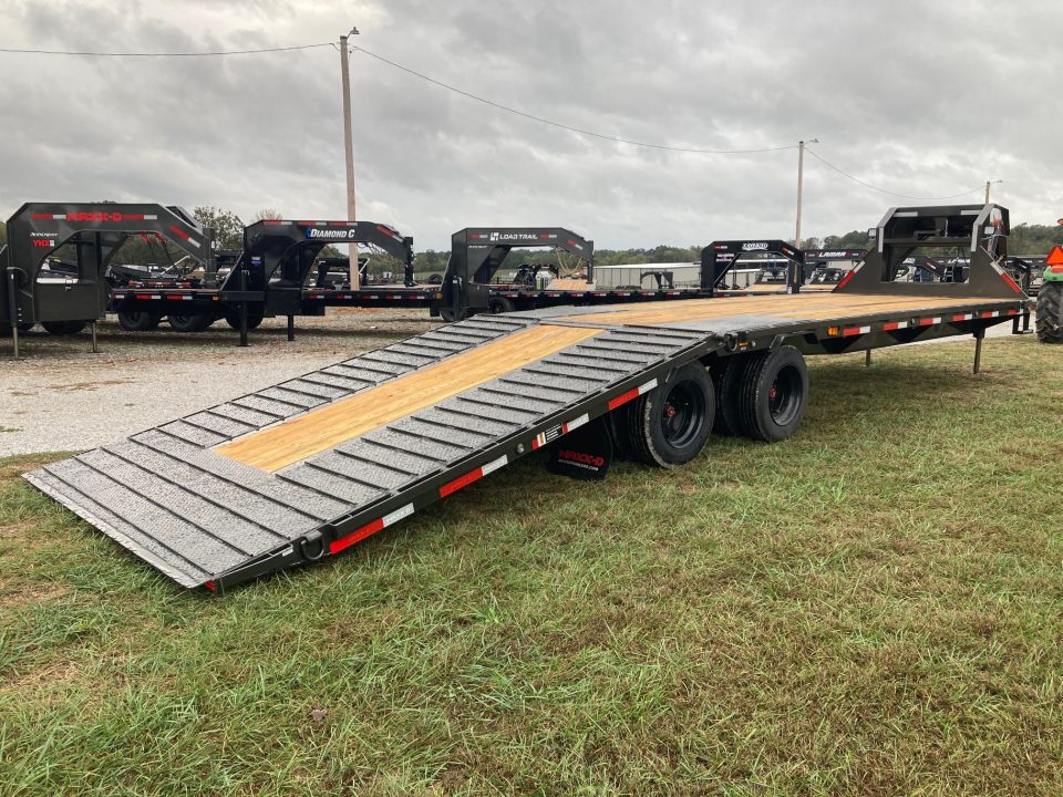 New 2027 MAXX-D 102X32 TANDEM 25.9K GN HYDROTAIL W/ STEEL RUNNERS, HYDROJACKS, DISC BRAKES & WIRELESS REMOTE Flatbed Trailer