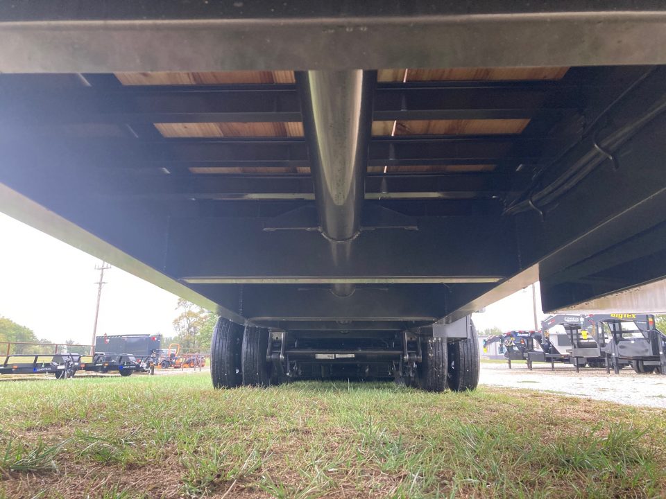 New 2027 MAXX-D 102X32 TANDEM 25.9K GN HYDROTAIL W/ STEEL RUNNERS, HYDROJACKS, DISC BRAKES & WIRELESS REMOTE Flatbed Trailer