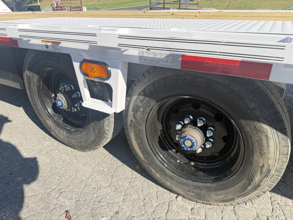 New 2027 Diamond C DET210 GOOSENECK POWER TILT TRAILER HYDRO JACKS ,SOLAR CHARGER,WIRELESS REMOTE
