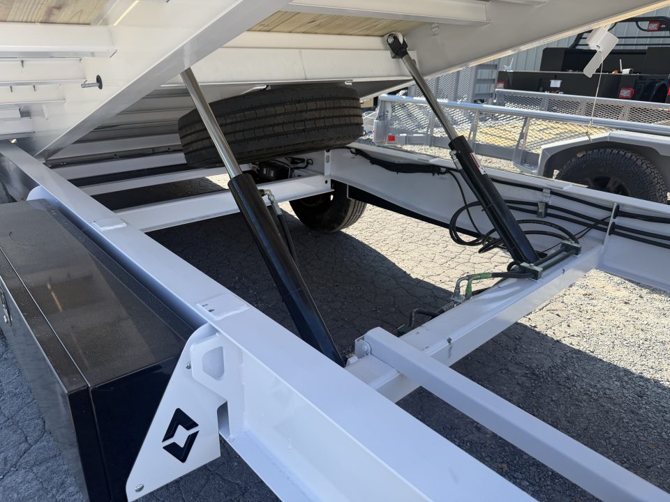 New 2027 Diamond C DET210 GOOSENECK POWER TILT TRAILER HYDRO JACKS ,SOLAR CHARGER,WIRELESS REMOTE