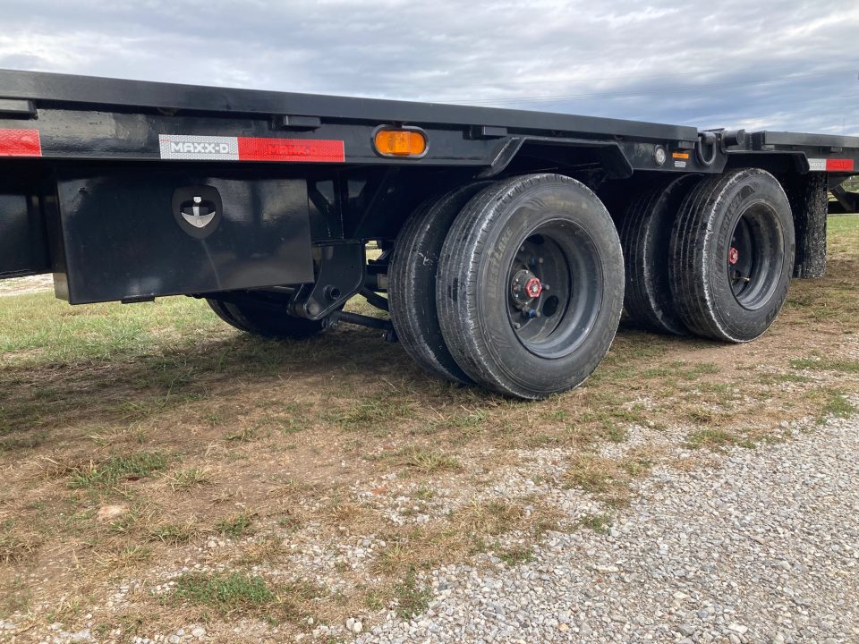New 2027 MAXX-D 102X32 TANDEM 25.9K GN HYDROTAIL W/ STEEL RUNNERS, HYDROJACKS, DISC BRAKES & WIRELESS REMOTE Flatbed Trailer