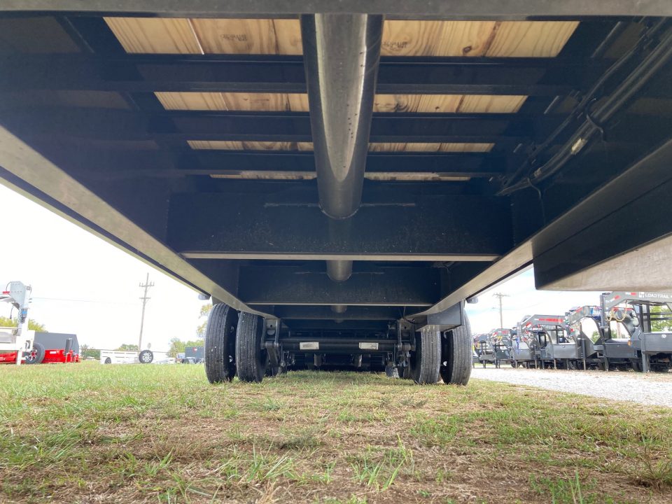 New 2027 MAXX-D 102X32 TANDEM 25.9K GN HYDROTAIL W/ STEEL RUNNERS, HYDROJACKS, DISC BRAKES & WIRELESS REMOTE Flatbed Trailer