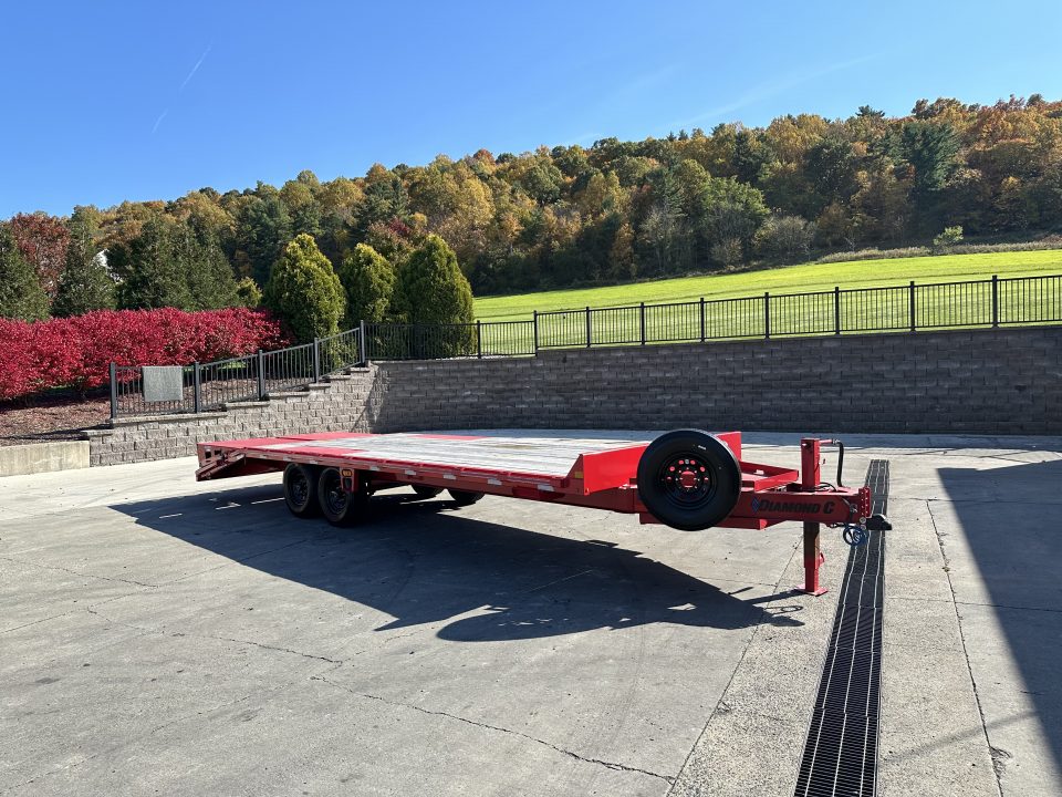 Used 2025 Diamond C DEC207 24' w/Max Ramps