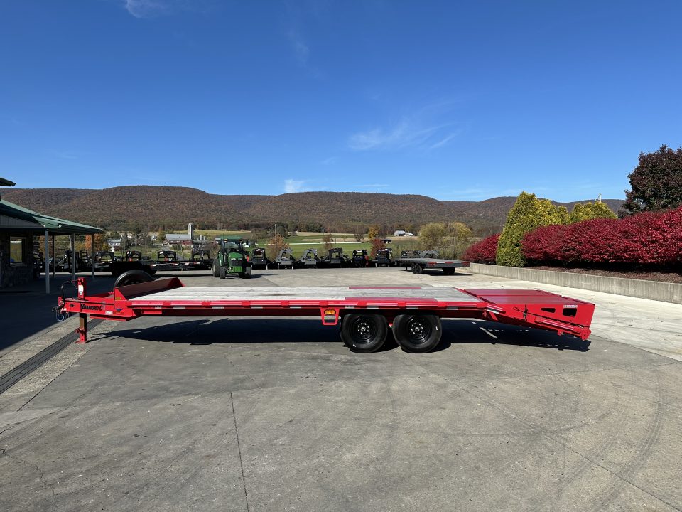Used 2025 Diamond C DEC207 24' w/Max Ramps