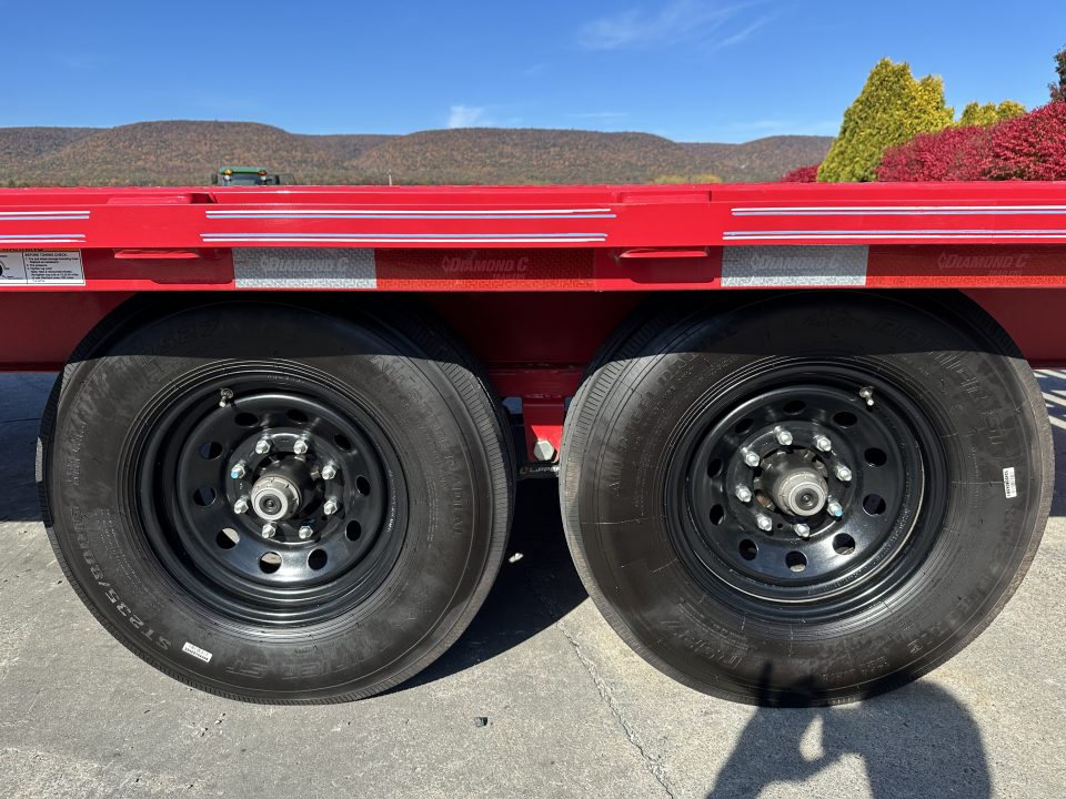 Used 2025 Diamond C DEC207 24' w/Max Ramps