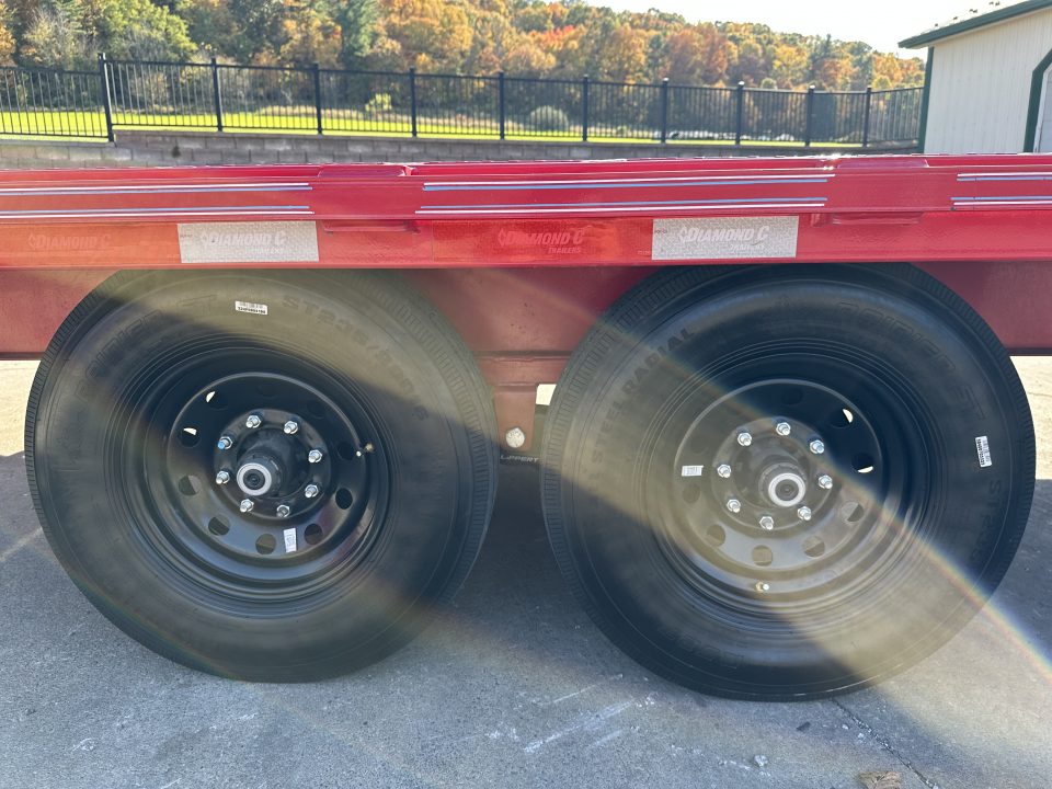 Used 2025 Diamond C DEC207 24' w/Max Ramps