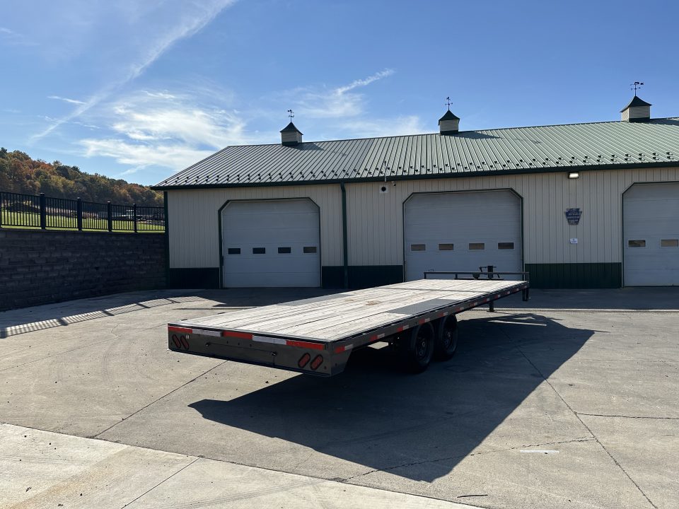 Used 2022 Lamar 22' Deck Over Equipment trailer with Slide in Ramps