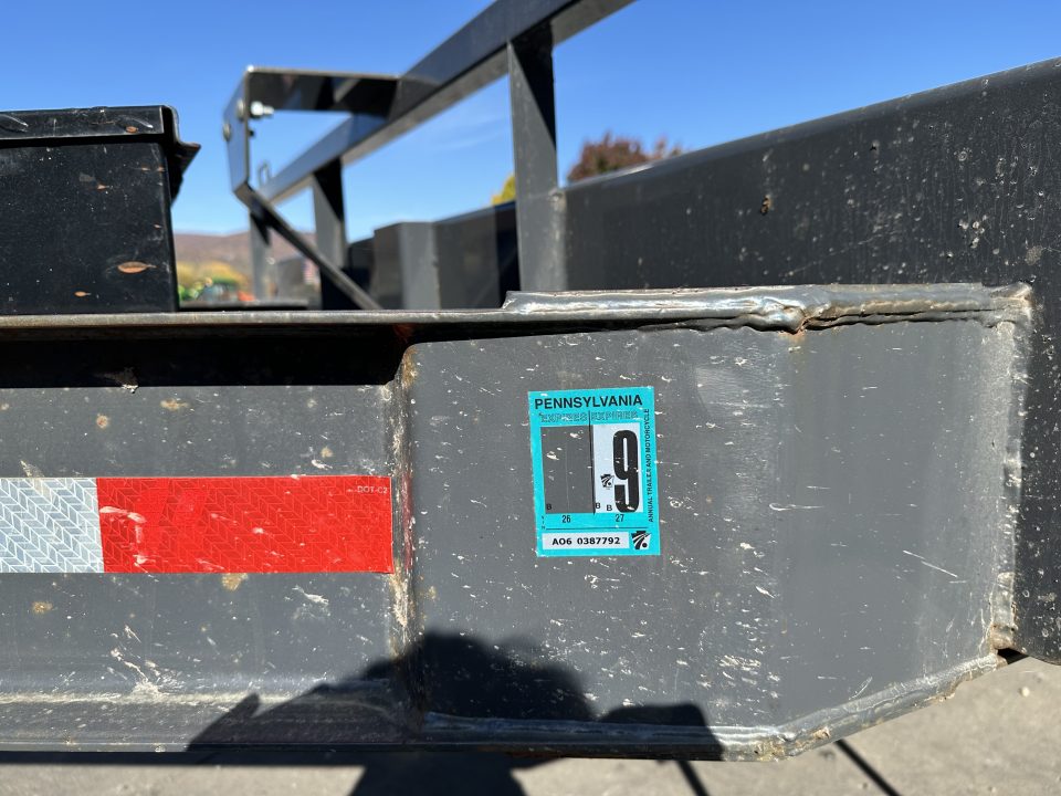 Used 2022 Lamar 22' Deck Over Equipment trailer with Slide in Ramps