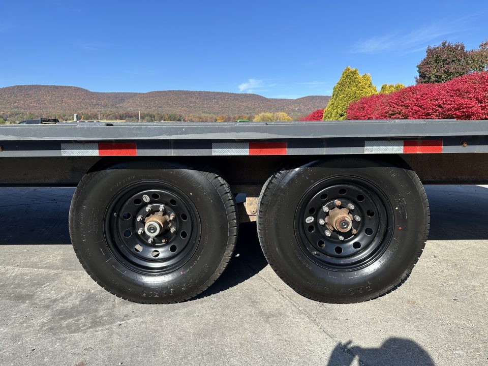 Used 2022 Lamar 22' Deck Over Equipment trailer with Slide in Ramps