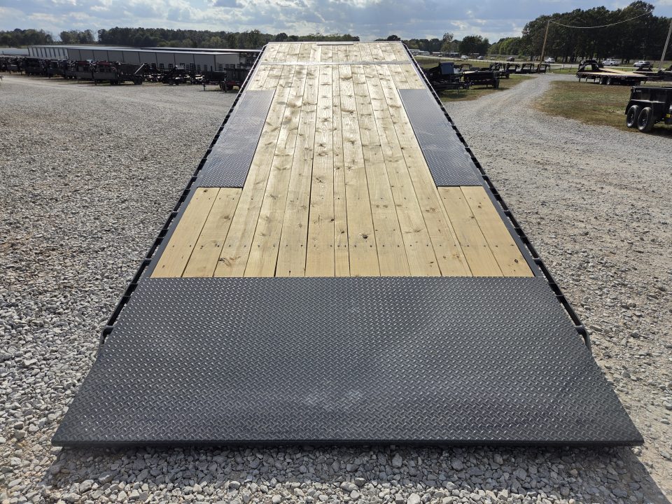New 2027 Lamar 102X26 TRIPLE 21K GOOSENECK DECKOVER POWER TILT W/TUFF WIRELESS