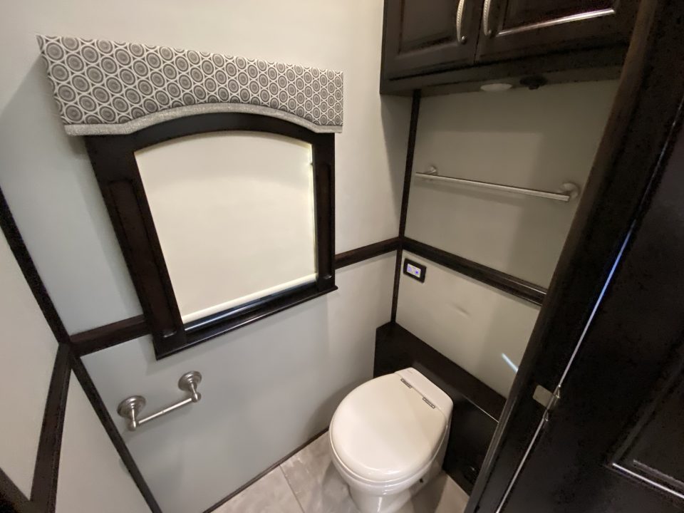 Used 2016 Renegade 45ft 4 Slides