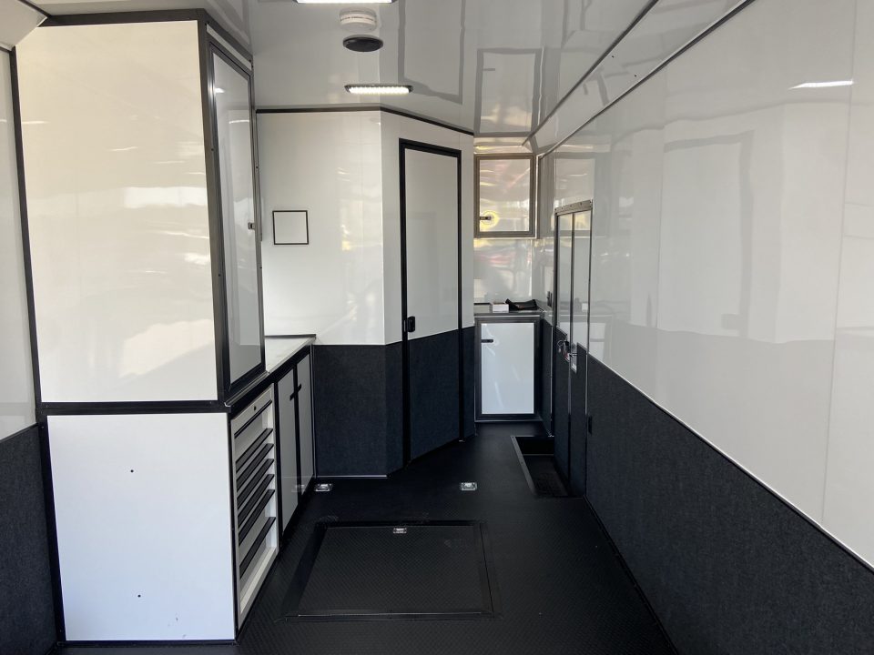 New United PREM+-8.534 Racing Trailer