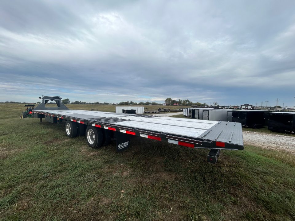 New 2027 Diamond C 102x40 Tandem 40K GN Pacesetter Hydrotail w/ Hydraulic Jacks, Dunnage Rack, & Aluminum Floor