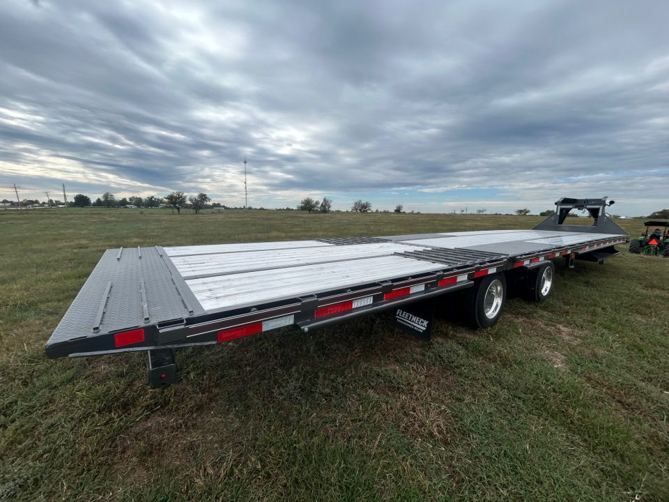 New 2027 Diamond C 102x40 Tandem 40K GN Pacesetter Hydrotail w/ Hydraulic Jacks, Dunnage Rack, & Aluminum Floor