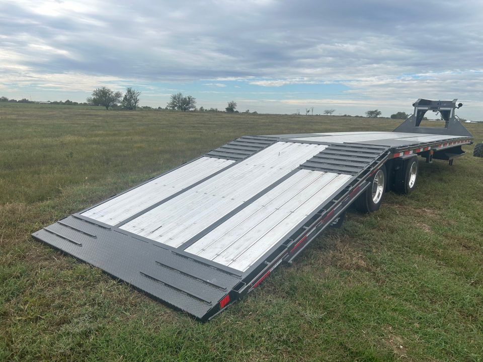 New 2027 Diamond C 102x40 Tandem 40K GN Pacesetter Hydrotail w/ Hydraulic Jacks, Dunnage Rack, & Aluminum Floor