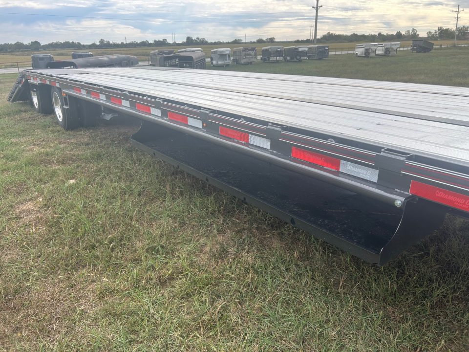New 2027 Diamond C 102x40 Tandem 40K GN Pacesetter Hydrotail w/ Hydraulic Jacks, Dunnage Rack, & Aluminum Floor
