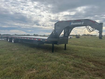 New 2027 Diamond C 102x40 Tandem 40K GN Pacesetter Hydrotail w/ Hydraulic Jacks, Dunnage Rack, & Aluminum Floor