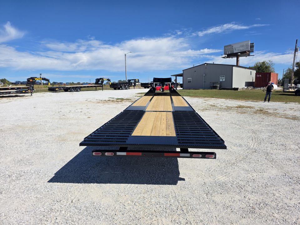 New 2027 Diamond C Trailers 102 X 32 FMAX216 TANDEM DUAL GN PACESETTER HYDROTAIL W/ STEEL RUNNERS/ HYDRO JACKS/ 102X32 Flatbed Trailer