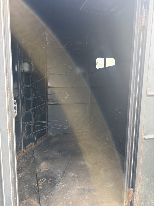 Used 2003 Calico Trailers 3 horse slant Horse Trailer
