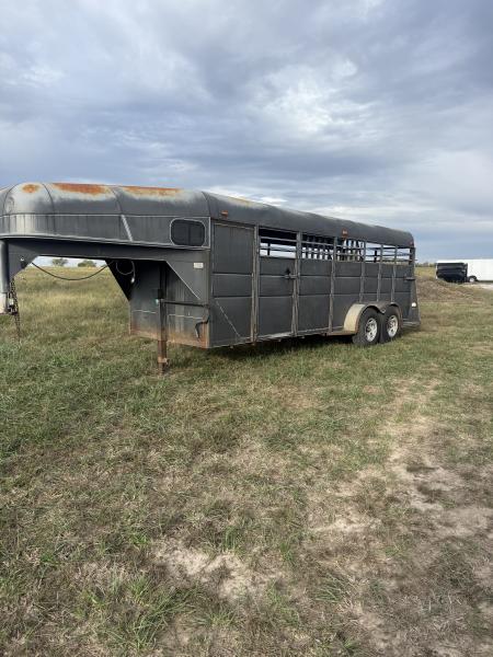 Used 2003 Calico Trailers 3 horse slant Horse Trailer