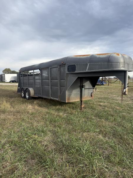 Used 2003 Calico Trailers 3 horse slant Horse Trailer