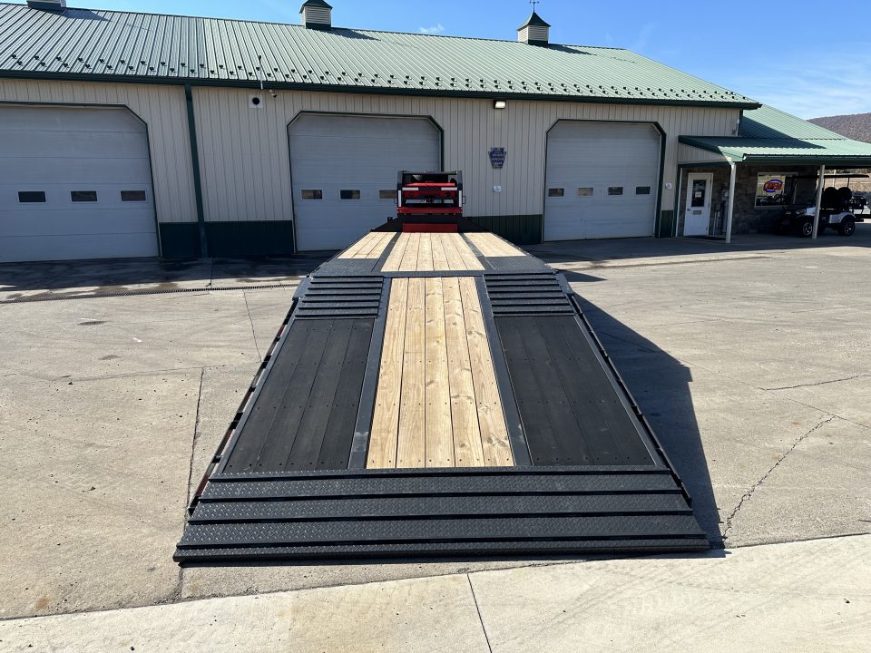 New Buckshot 32' Bolt-HD Gooseneck w/ Hydraulic Dovetail