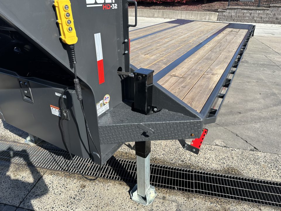 New Buckshot 32' Bolt-HD Gooseneck w/ Hydraulic Dovetail