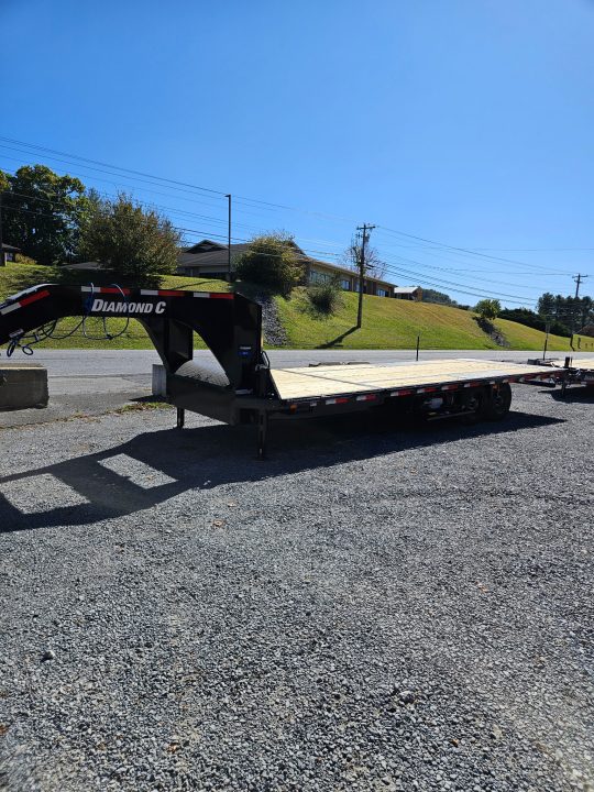 New 2027 Diamond C DET210 GOOSENECK DECK OVER POWER TILT TRAILER ,HYDRO JACKS, SOLAR CHARGER **ABS BRAKES**