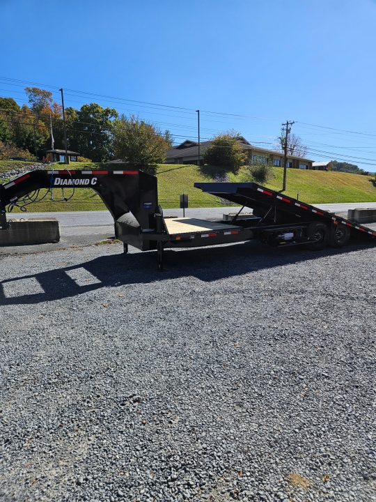 New 2027 Diamond C DET210 GOOSENECK DECK OVER POWER TILT TRAILER ,HYDRO JACKS, SOLAR CHARGER **ABS BRAKES**